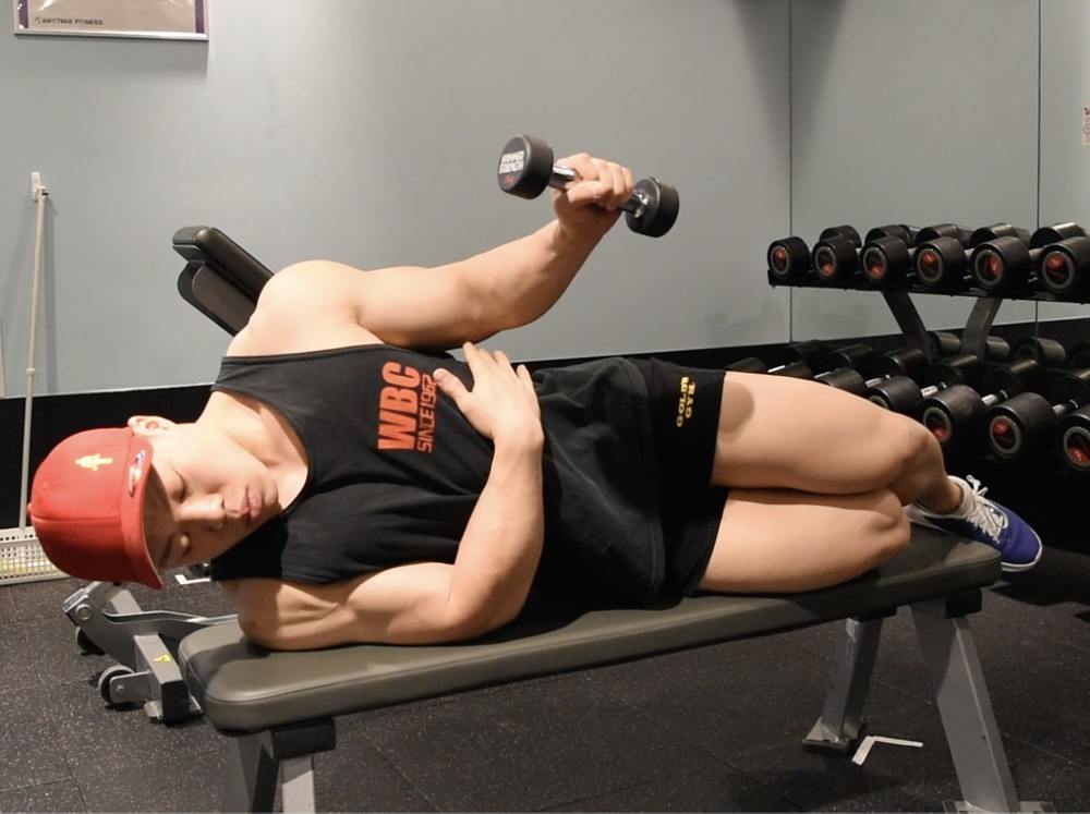 エクスターナルローテーションの効果&やり方!ダンベル・チューブ別のコツを解説