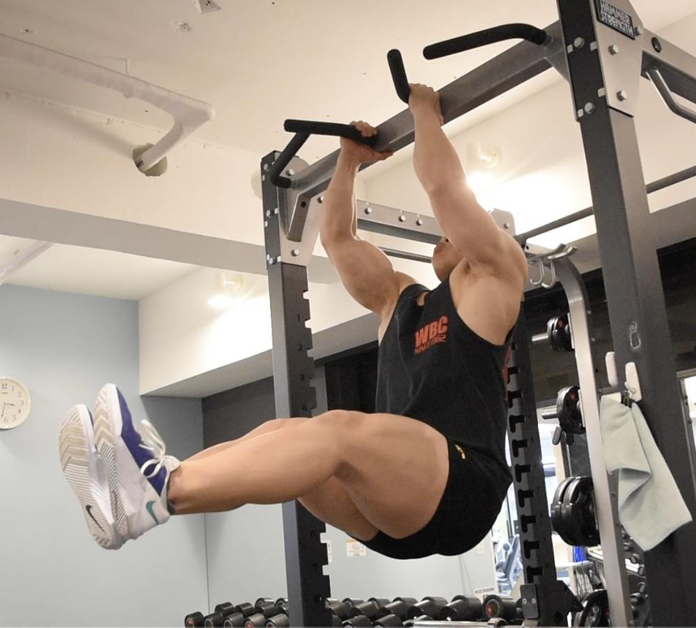 L字懸垂だけで全身を鍛えられる!正しいフォームのコツ&出来ない人に効果的なメニューも!
