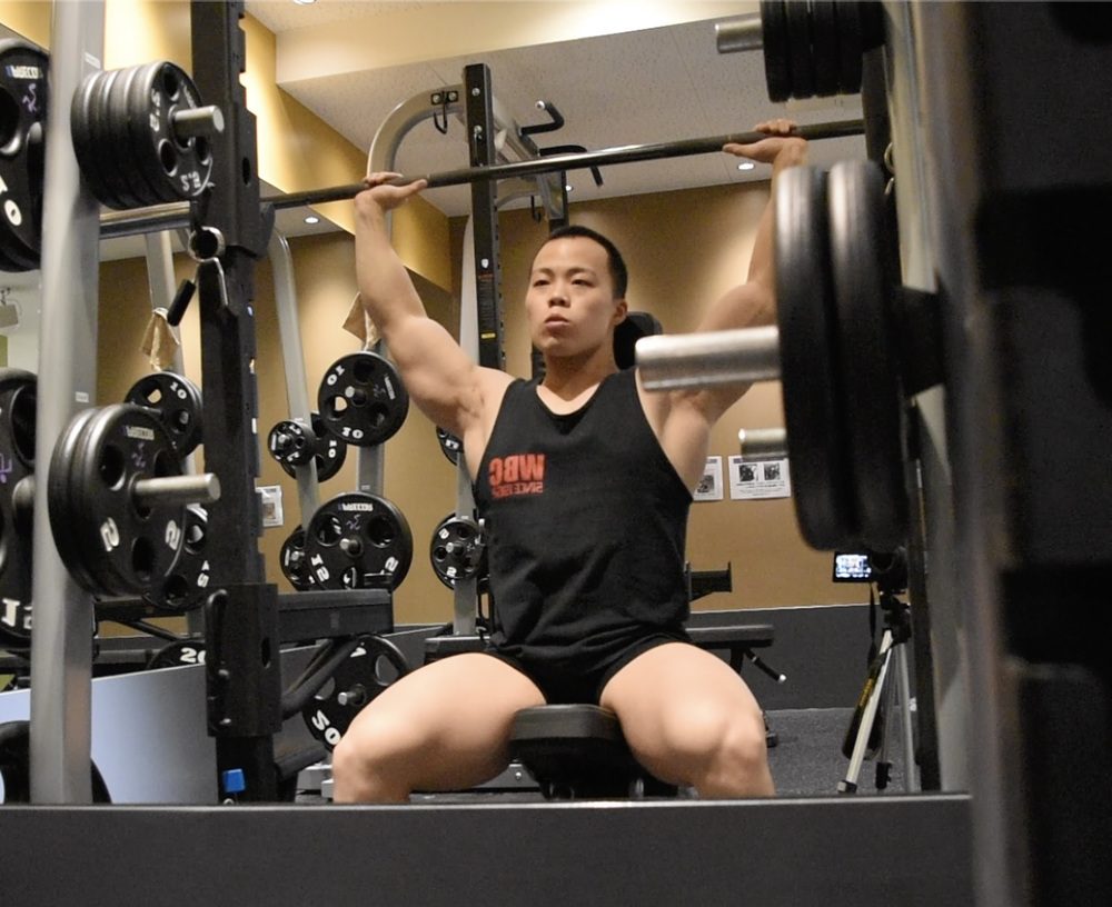 バックプレスの正しいやり方!肩を急激にデカくするコツ〜怪我防止策まで徹底解説