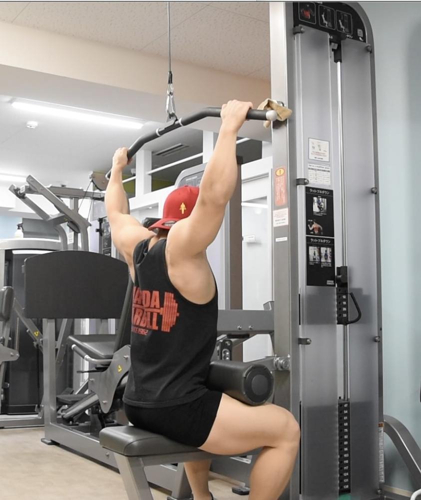 ラットプルダウンのフォーム！腕が疲れず背中に効くコツ！重量・自宅版についても！