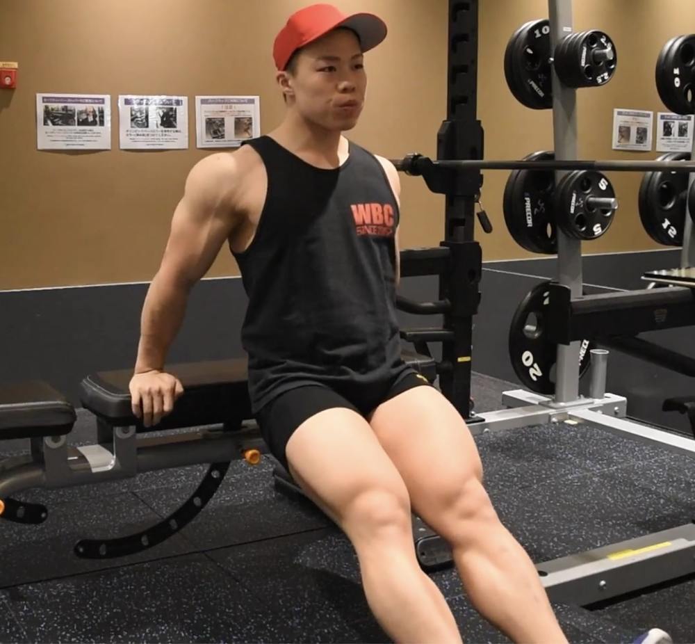 ベンチディップスの効果&やり方!三頭筋(二の腕)を自重で鍛えるコツを解説