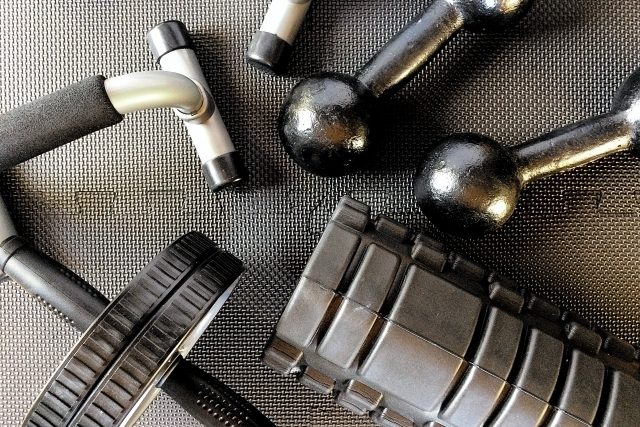 ケーブルローイングのやり方!プロ直伝の広背筋に効くコツ!アタッチメント・グリップ別の効果も!