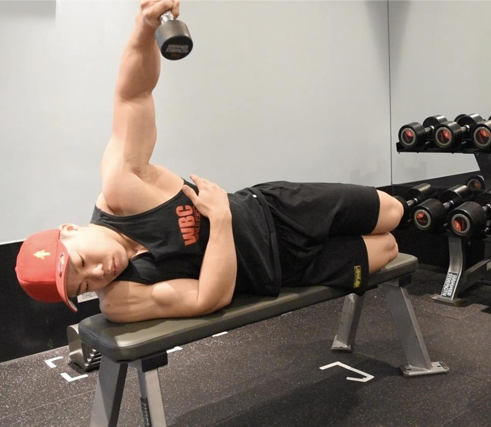 ライイングリアレイズのやり方!三角筋後部に効かせるコツ〜NG例まで解説!