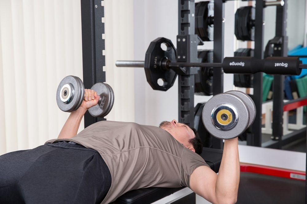 デクラインダンベルフライのやり方!大胸筋下部に効かせるコツをプロが解説