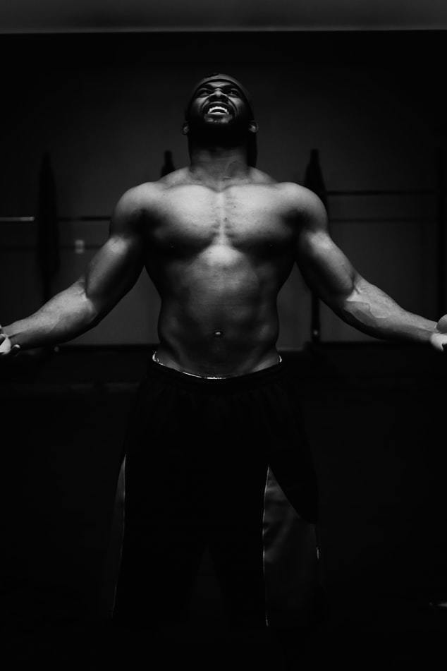 インクラインプッシュアップのやり方！大胸筋下部に負荷を掛ける腕立て伏せのコツを解説