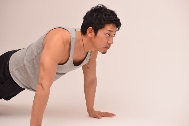 マウンテンクライマーの効果&やり方!短期間で脂肪燃焼して激痩せ!腰痛改善にも