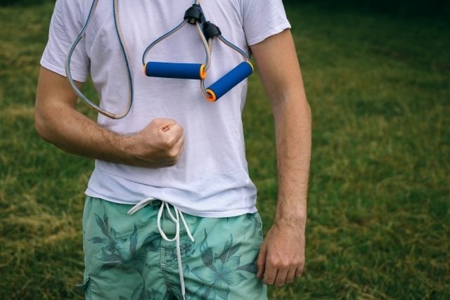 チューブトレーニングの効果抜群メニュー!腹筋・背筋・肩・太もも・胸筋など部位別にコツを解説!
