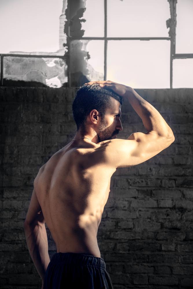 【上腕二頭筋のストレッチ】肩こり解消効果もあるメニュー＆やり方のコツを解説