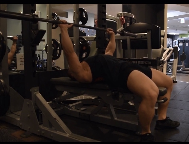 ベンチプレスのやり方!正しいフォーム&効果UPのコツ!初心者向けに回数・重量なども徹底解説!