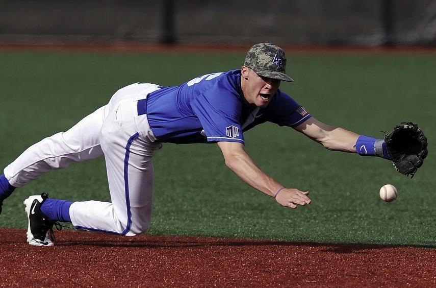 坂本勇人の髪型【2024最新】ツーブロック・パーマなどオーダー＆セットを全種解説！