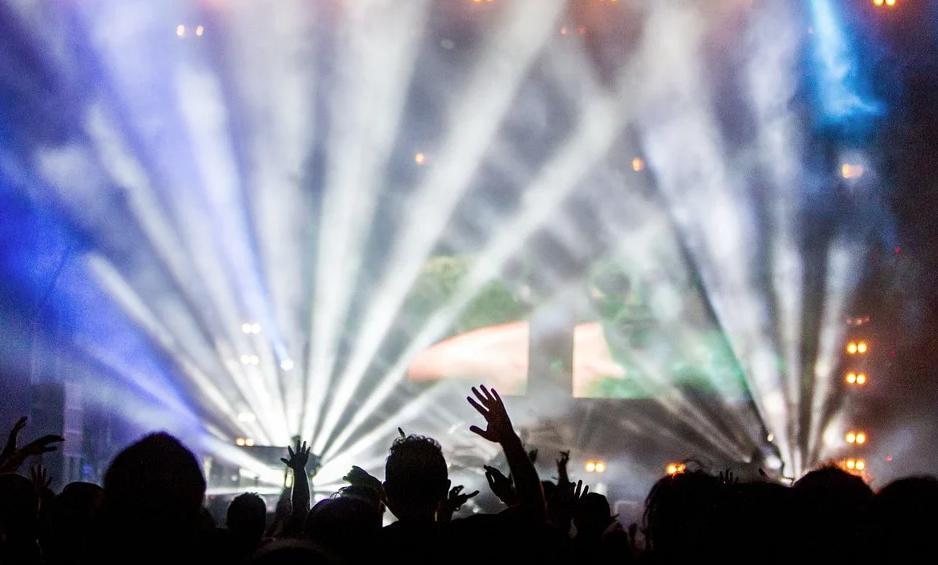 菊池風磨の髪型【2024最新】センター分け・ボブなどのセット＆オーダーを全種解説！