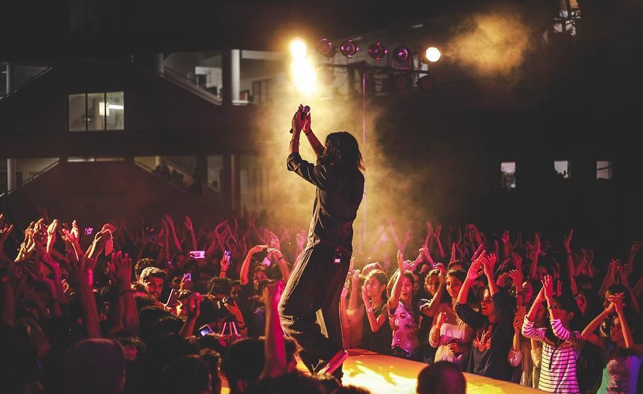 佐野玲於の髪型＆髪色全種【2024最新】失敗しないセット＆オーダー方法を解説