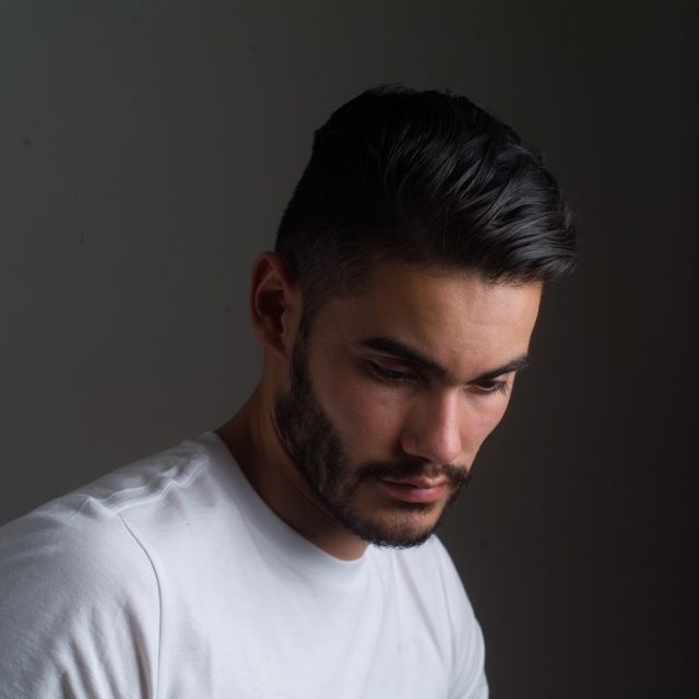 【天パ×ツーブロック】チリチリくせ毛がキマる髪型！セット〜頼み方まで解説！