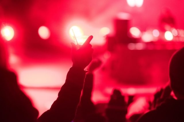 手越祐也の髪型【2024最新】黒髪〜派手色&編み込みなどのセット&オーダーを解説!