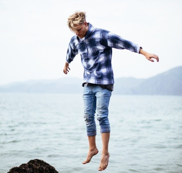 坂口健太郎の髪型【2024最新】パーマなど全種のオーダー&セット方法を解説!