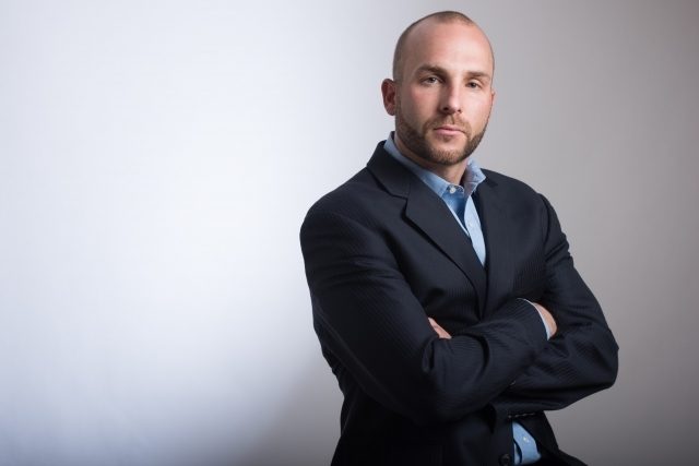 スキンヘッドをカミソリで剃る方法！頭皮の肌荒れを防いで綺麗に光らせるコツを解説！