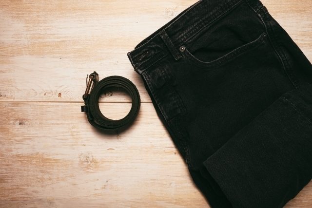 ブラックデニムはダサい?色落ちは女子ウケ最悪?お洒落な着こなしテクを徹底解説