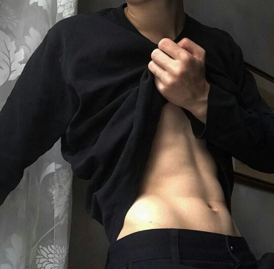 椅子に座りながら腹筋!職場・学校でもバレずに出来る簡単!体験談あり