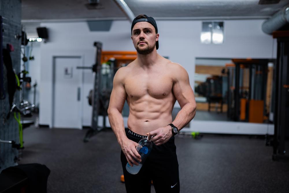 男性のくびれを作る筋トレ5選!運動以外で楽に作るコツ〜女子の本音まで紹介!