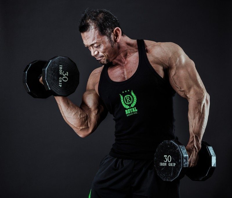 ダンベルカールの平均重量は?初心者の目安は?反動無しだと低いのが当たり前?