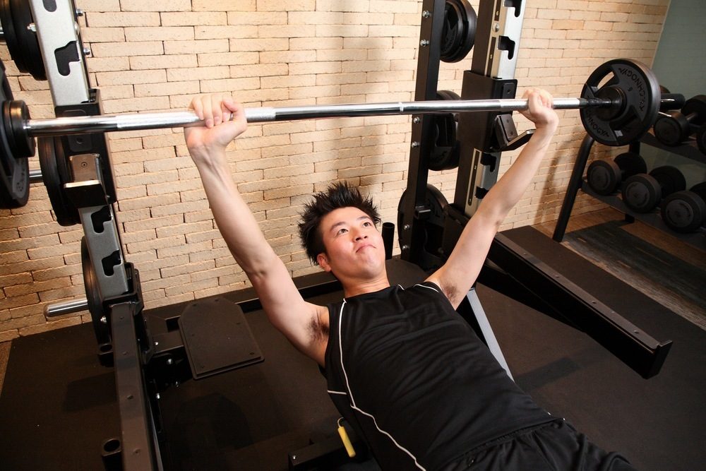 ベンチプレスは手幅が重量UPの鍵?短期間で劇的に効果の出る種類&やり方を解説!