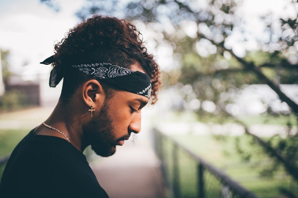 メンズのカーリーヘアが人気急騰!ショート〜ロングの長さ別に頼み方&セットを解説!