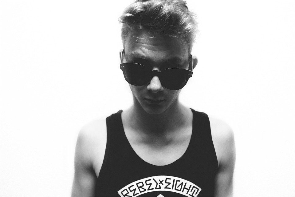 タンクトップのメンズコーデ特集!一枚着・インナー使い別の着こなし術を解説!