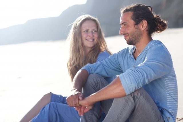 デニムパーカーの季節別メンズコーデ!女子ウケ着こなし〜おすすめアイテムまで紹介!