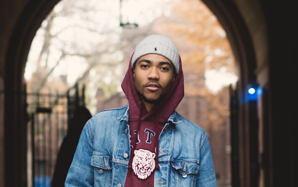 デニムジャケットのメンズコーデ!パーカーなどインナー別の着こなしテクを解説