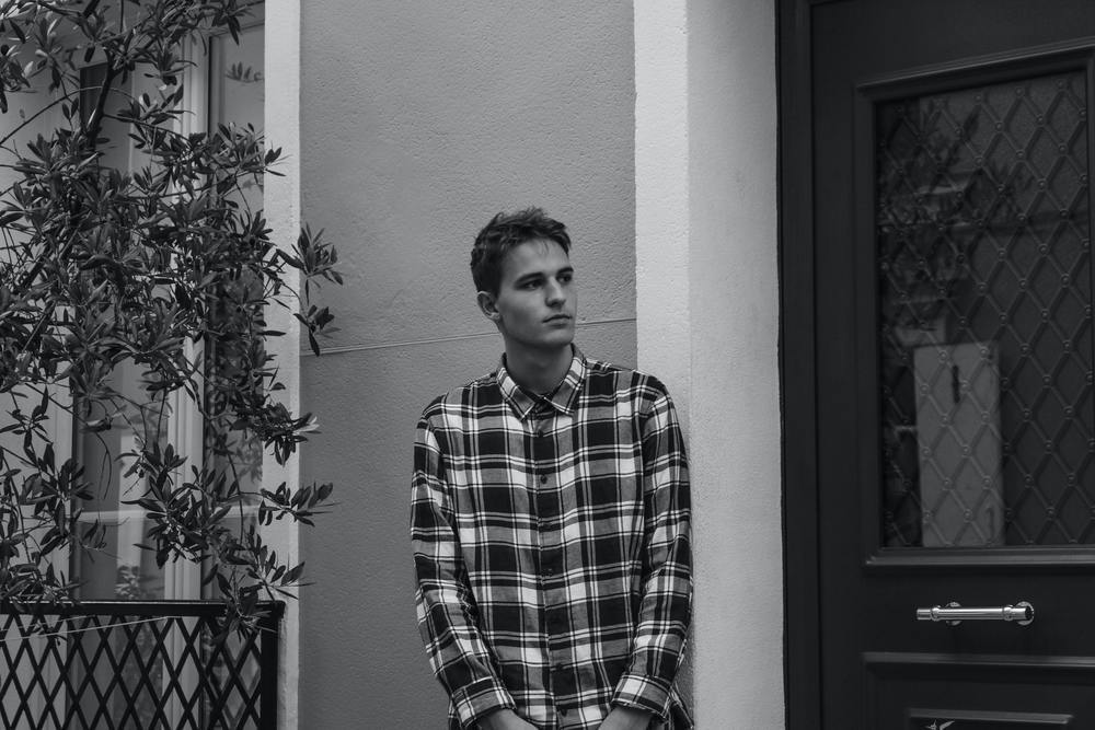 チェックシャツの《冬》メンズコーデ特集!アウターとの着こなしなど徹底解説!