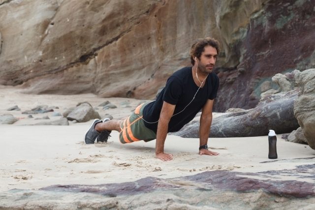 腕立て伏せで肘を開く・閉じる違いは?角度で効果が変わる?フォームの解説も!