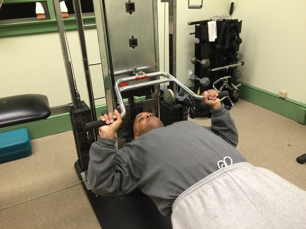 ベンチプレスで肩が痛い原因は?嘘のように改善する簡単な対策を解説!