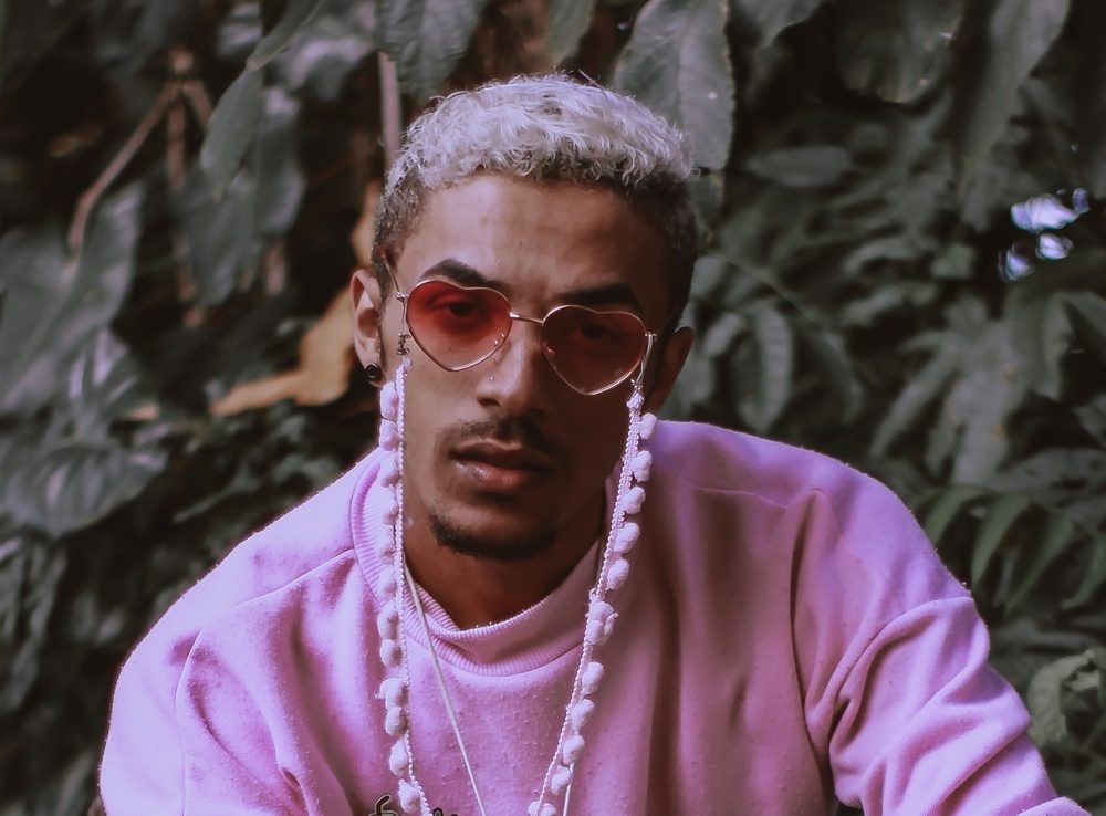 ピンクニットのメンズコーデ!実は女子ウケ抜群?ダサ見えNG例〜お洒落着こなし術を解説!