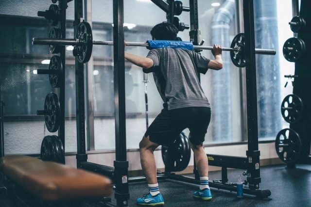 スクワットでの腰痛の原因はコレ!嘘のように改善する簡単な対策を解説!