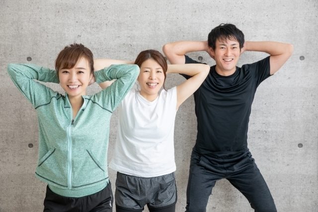 スクワットマシンが効果抜群!メリット〜使い方、ビフォアフター集まで紹介!