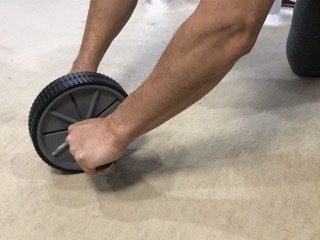 腹筋ローラーで腰痛が起こる原因は?誰でも腰が痛い悩みが改善できるコツを解説!