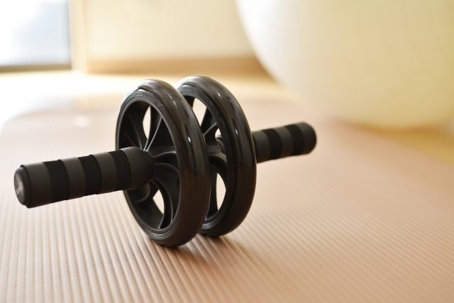 腹筋ローラーは呼吸法が大切!勘違いで『逆』になっている人多数?