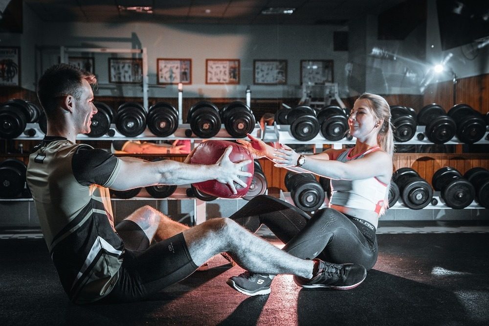 腹筋のメディシンボールトレーニング!効果的に腹筋を割る使い方を解説!