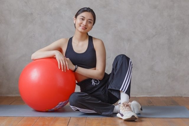バランスボールを『一ヶ月』使用した効果!ダイエット・姿勢改善など多数の体験談を紹介!