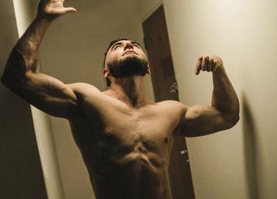 【アームバーの正しい使い方】胸筋・背筋・腹筋など別に効果的なコツを解説!